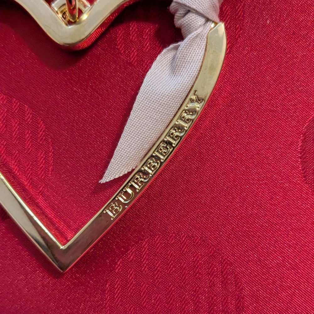 🆕 Burberry Gold Heart Bag Charm Keyring with Pink Ribbon New In Box - Picture 2 of 9